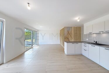 Triplex neuf dans villa avec terrasse et jardin