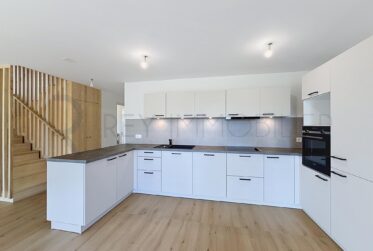 Triplex neuf dans villa avec terrasse et jardin