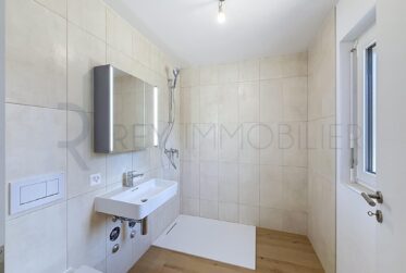 Triplex neuf dans villa avec terrasse et jardin