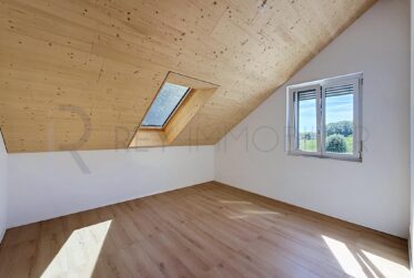 Triplex neuf dans villa avec terrasse et jardin