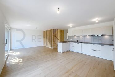 Triplex neuf dans villa avec terrasse et jardin